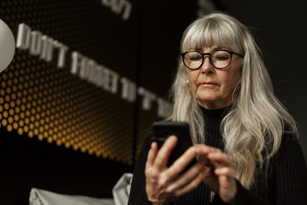 Ældre dame med telefon