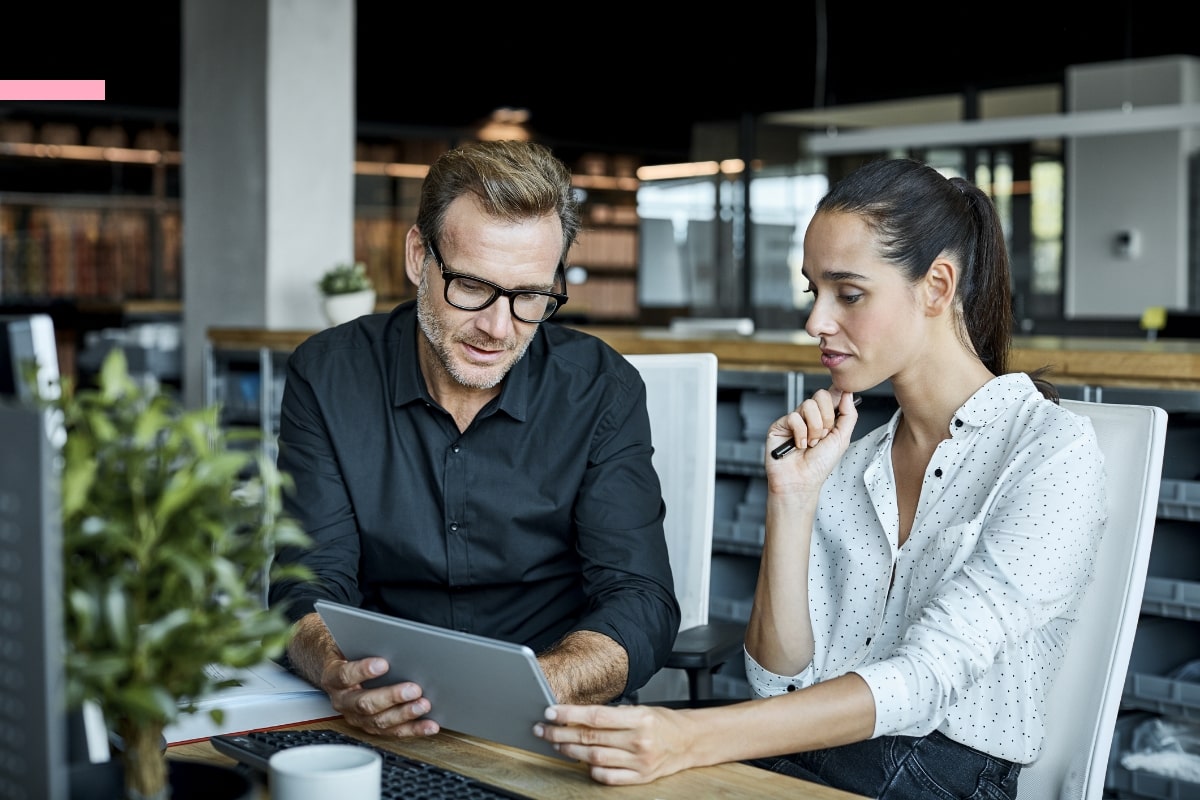Mand og kvinde taler sammen | Lederne